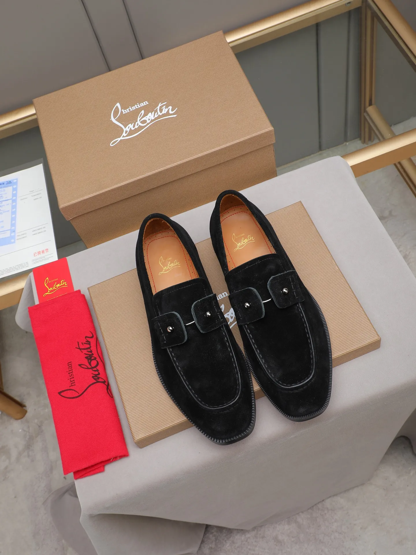 PP580 CL New formal dress shoes Christia* Loubouti* red-soled shoes GREGGO men's Oxford shoes Official price Made of imported high-mercerized suede, glossy small square tip design, iconic red outsole, extremely personalized shoe style, original color cowhide lining, original Italian leather outsole; fine workmanship, bringing you a luxurious experience. Clean silhouette and straightforward, GREGGO men's Oxford shoes It is an Oxford shoe type born for city roaming. Standard leather shoe size: 38～44# (45🉑️customized)